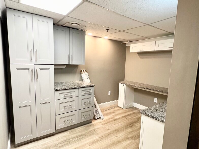 More Photos Of 254 N Broadway, Salem Storefront Retail Office For Sale