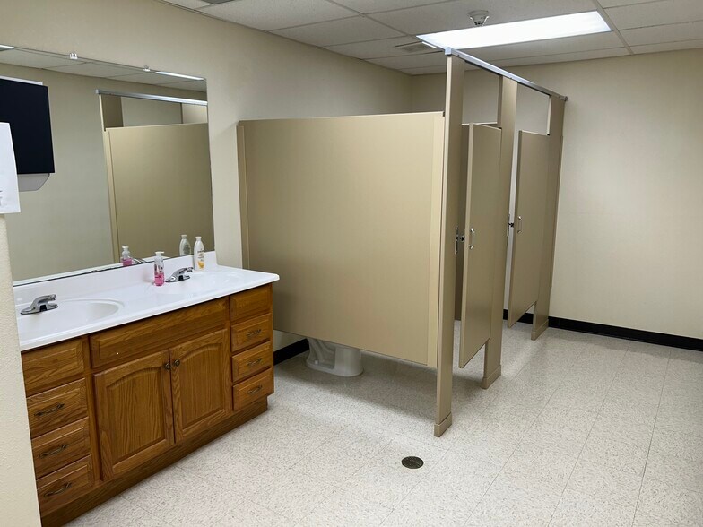 More Photos Of 1440 Spindletop Rd, Beaumont Office For Lease