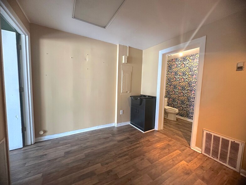 More Photos Of 1126 E Montgomery Cross Rd, Savannah Freestanding For Lease