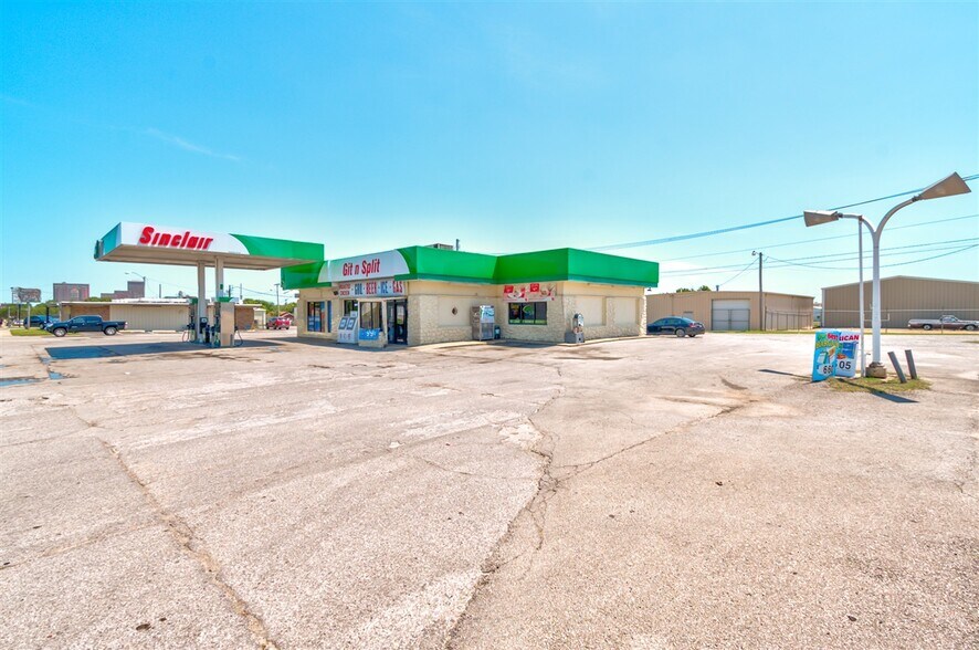 More Photos Of 1705 SW Frank Phillips Blvd, Bartlesville Service Station For Sale