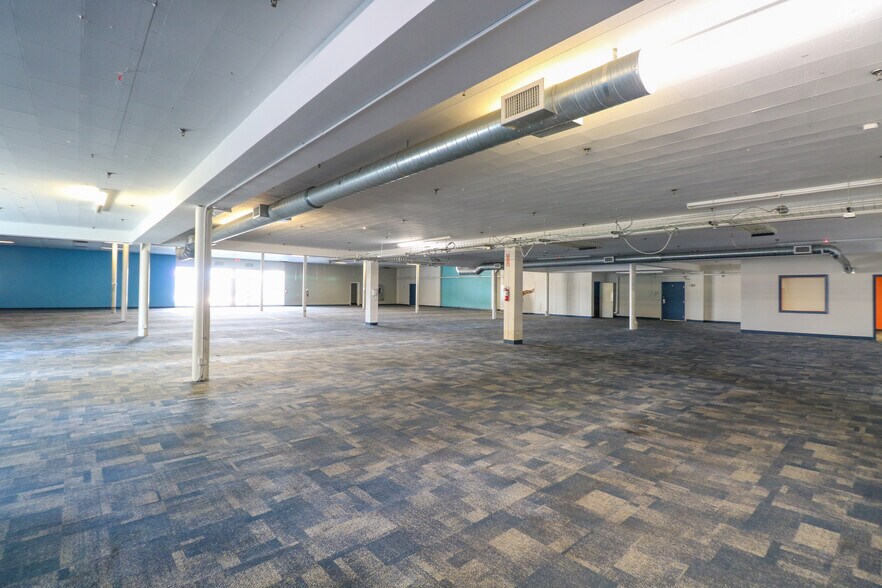 More Photos Of 181 Anderson Ave, Coos Bay Department Store For Sale