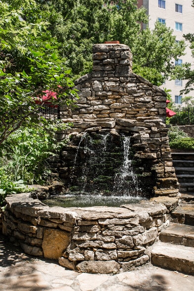 More Photos Of 116 E 46th St, Kansas City Hospitality For Sale