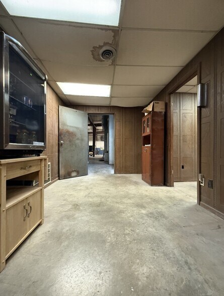 More Photos Of 910 51st Ave N, Nashville Auto Repair For Sale