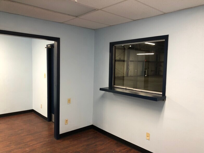 More Photos Of 2107 Broussard St, Tyler Warehouse For Lease