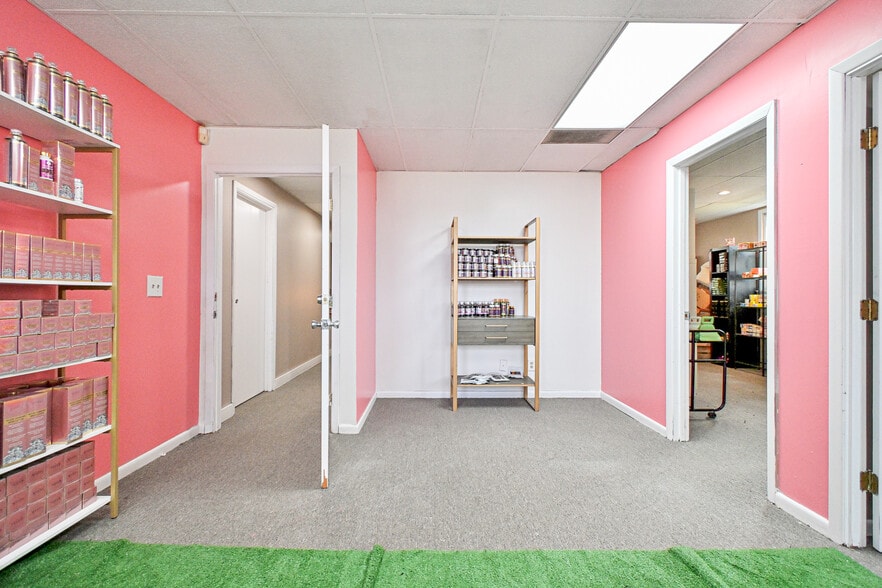 More Photos Of 8240 Clara Ave, Cincinnati Office For Sale