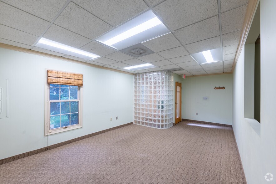 More Photos Of 5602-5654 Shields Dr, Bethesda Medical For Lease