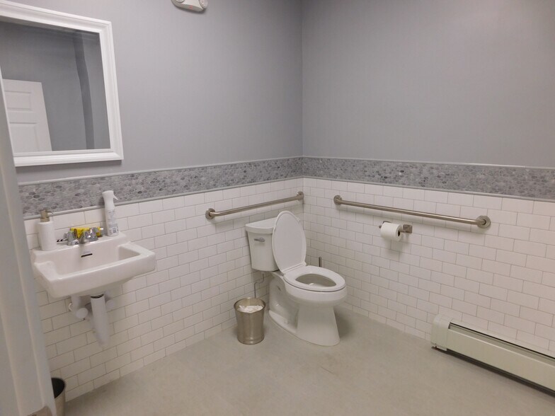 More Photos Of 52 Cedar Swamp Rd, Glen Cove Storefront Retail Residential For Lease