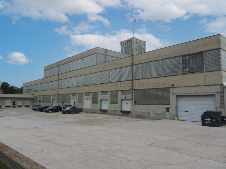 More Photos Of 901 N Batavia Ave, Batavia Showroom For Lease