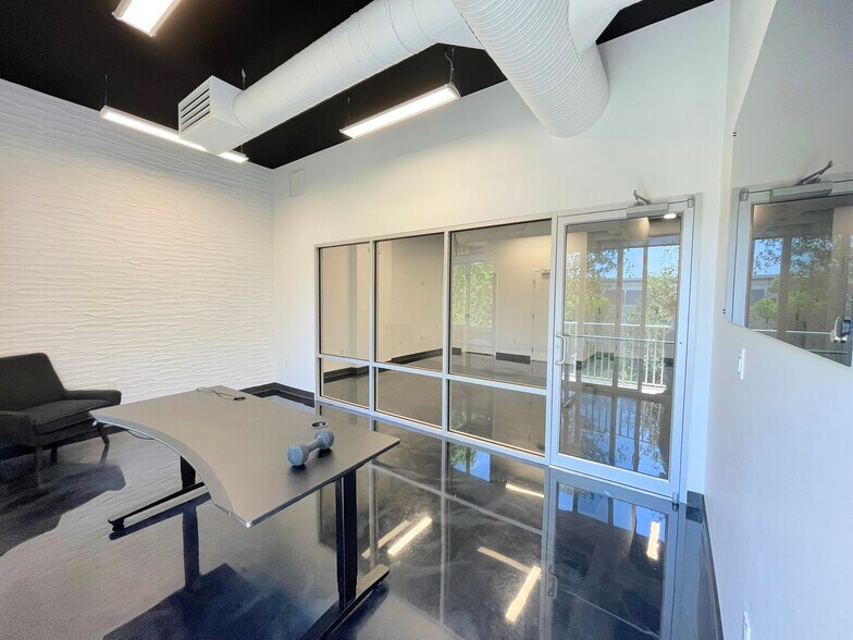 More Photos Of 1110 Pine Ridge Rd, Naples Office For Lease