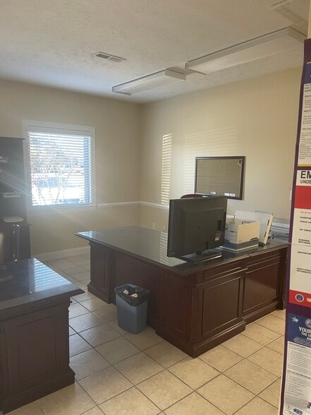 More Photos Of 5505 Business Dr, Wilmington Office For Sale