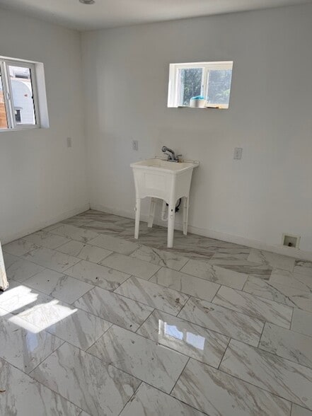 More Photos Of 24251 Main St, Santa Clarita General Retail For Lease