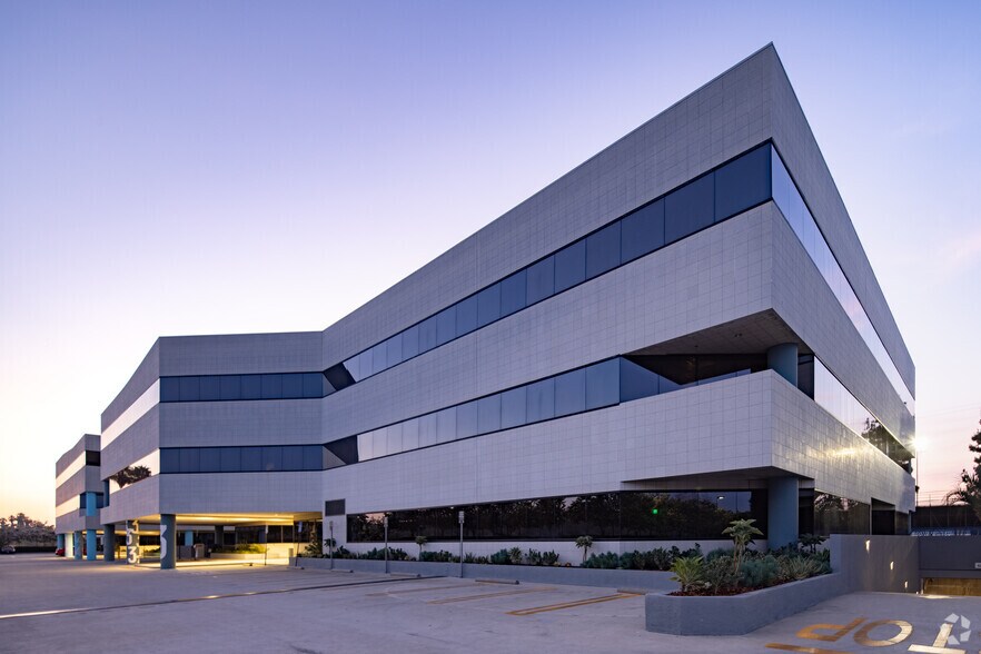 More Photos Of 6345 Balboa Blvd, Encino Unknown For Lease