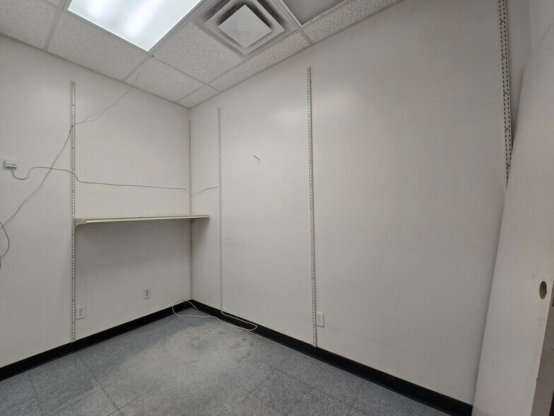 More Photos Of 1155 5th Ave, Valemount Storefront For Lease