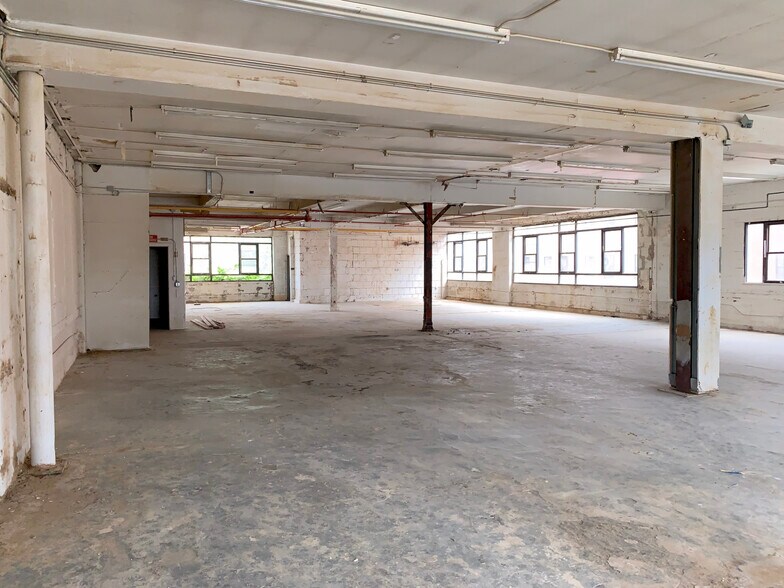 More Photos Of 753-755 E 134th St, Bronx Warehouse For Lease