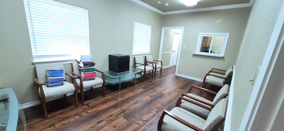 More Photos Of 606 S Harbor Ct, Granbury Office For Lease