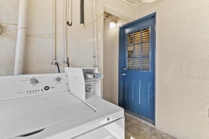 More Photos Of 2114 W Magnolia Blvd, Burbank Storefront For Sale