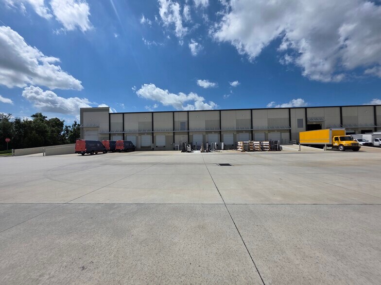 More Photos Of 1010 Crews Commerce Dr, Orlando Distribution For Lease