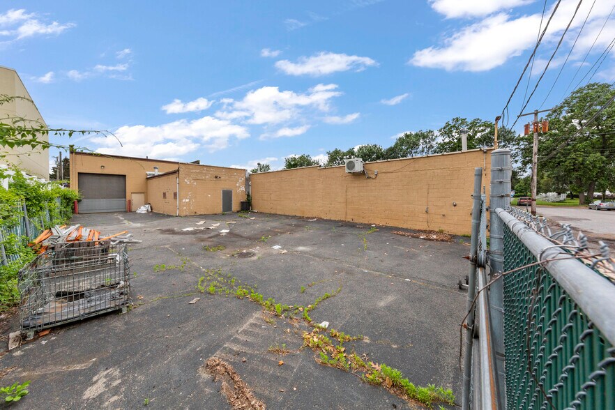 More Photos Of 625-633 W Merrick Rd, Valley Stream Warehouse For Lease