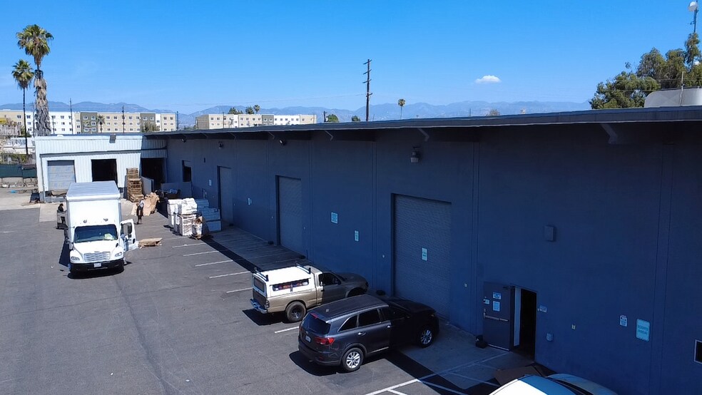More Photos Of 7535 Woodman Pl, Van Nuys Warehouse For Lease