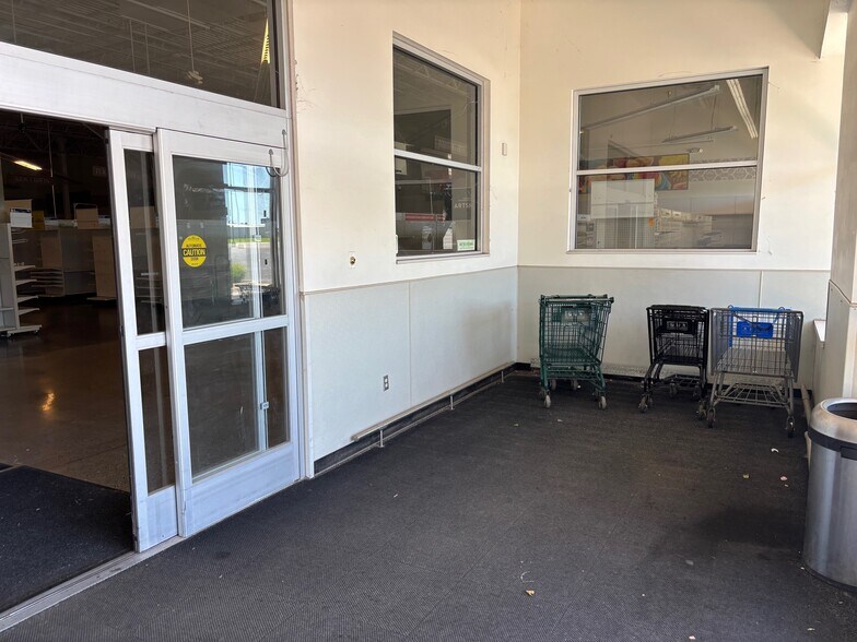 More Photos Of 6920-6930 W Kellogg Dr, Wichita Freestanding For Lease