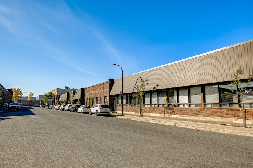 More Photos Of 1493-1517 Rue Antonio-Barbeau, Montréal Distribution For Lease