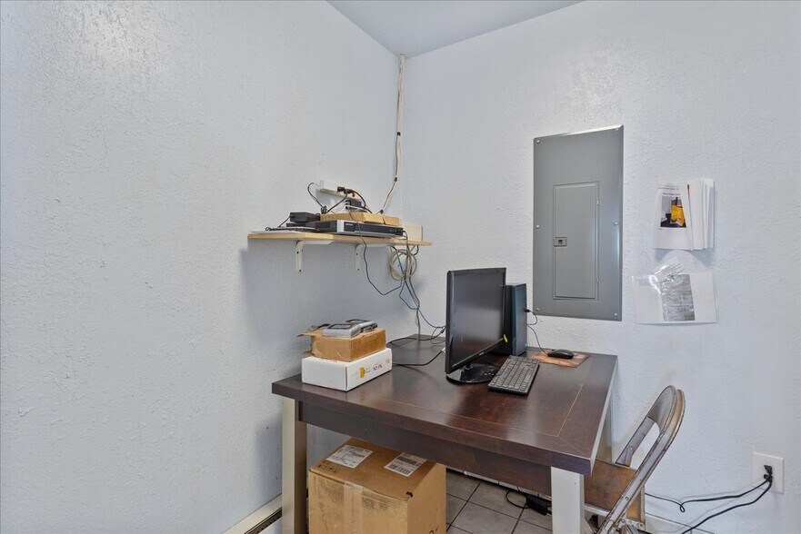More Photos Of 1902 Avenue C, Cheyenne Self Storage For Lease