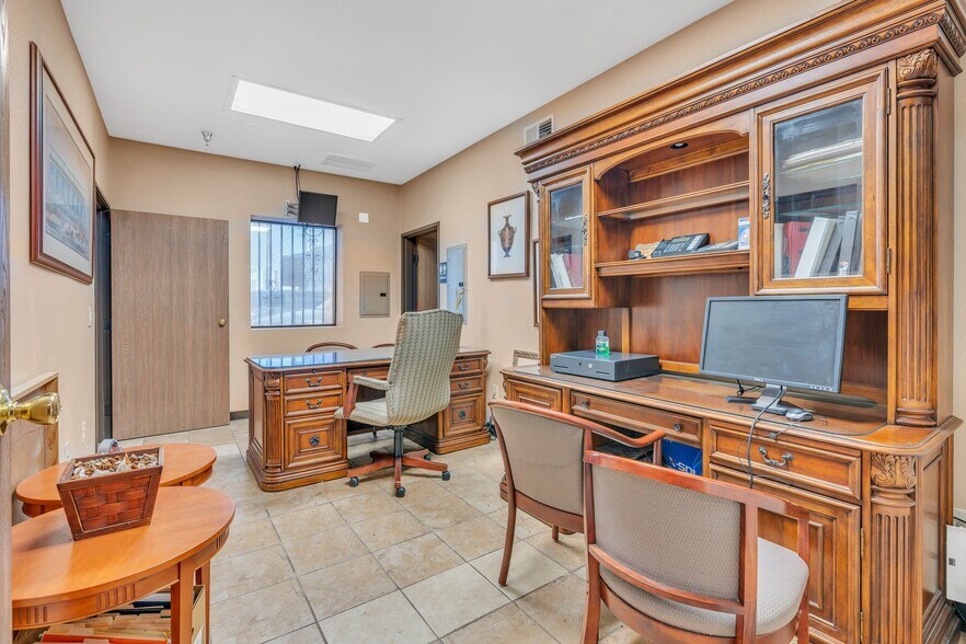 More Photos Of 4910 W Adams Blvd, Los Angeles Flex For Sale