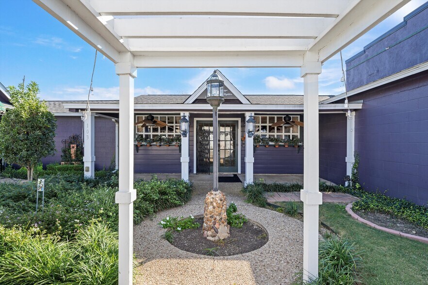 More Photos Of 103-105 E Center Street, Lorena Storefront For Sale