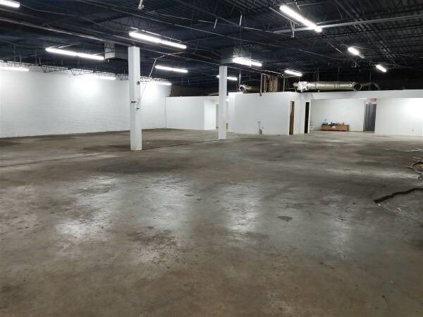 More Photos Of 609 E Walnut Cir, Garland Industrial For Lease