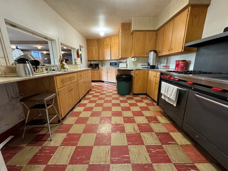 More Photos Of 210 5th Ave NW, Mandan Specialty For Sale