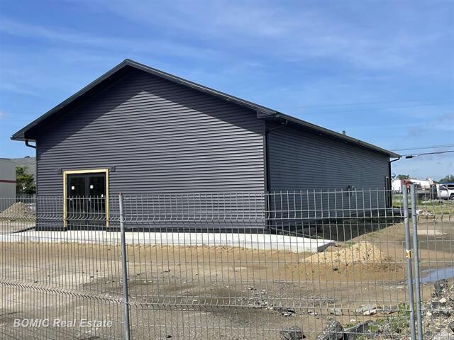 More Photos Of 12041 Dixie Hwy, Birch Run Storefront For Sale