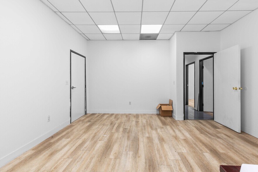 More Photos Of 9362 Eton Ave, Chatsworth Warehouse For Lease