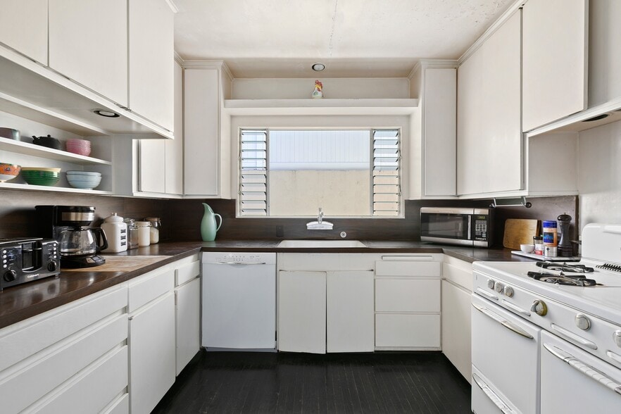 More Photos Of 8570 Holloway Dr, West Hollywood Multifamily For Sale