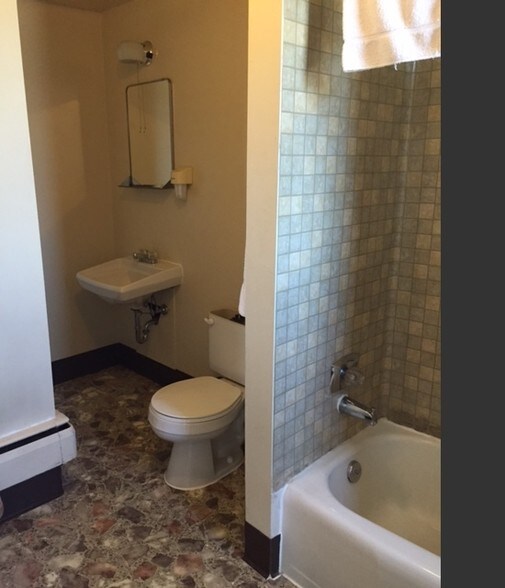 More Photos Of 100 Silver St, Hurley Hotel For Sale