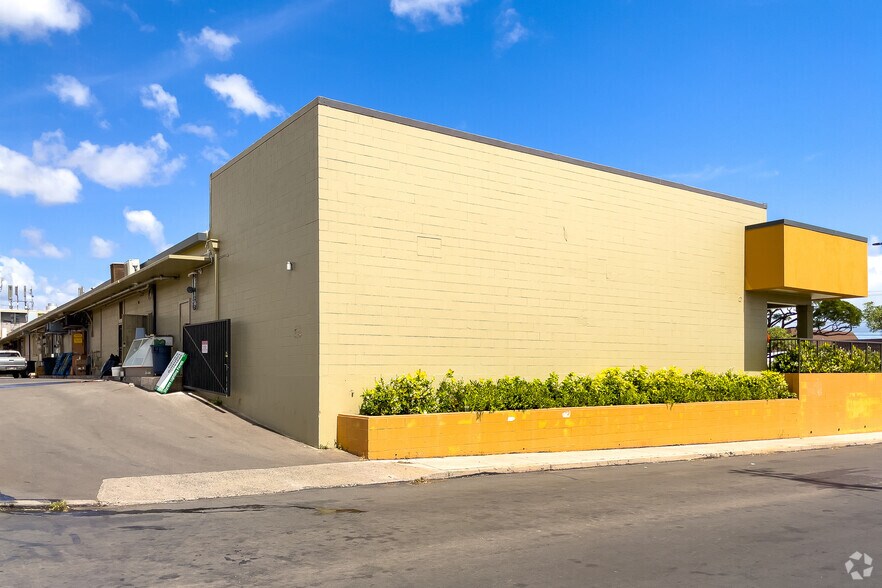 More Photos Of 94-226 Leoku St, Waipahu Storefront For Lease