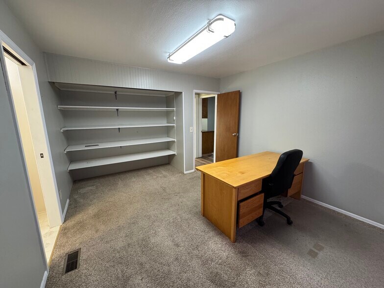 More Photos Of 216 N Whitley Dr, Fruitland Office For Sale