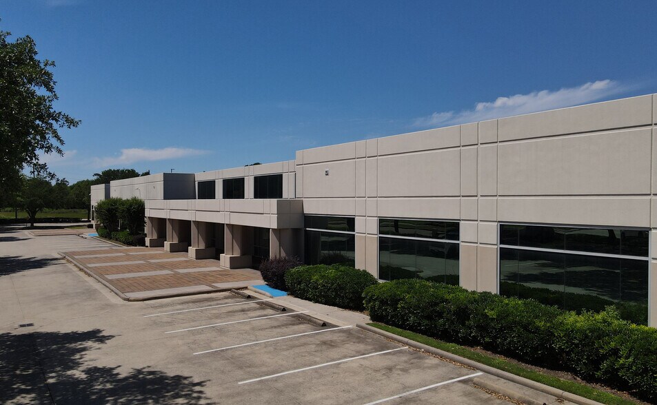 More Photos Of 820 Gears Rd, Houston Manufacturing For Lease