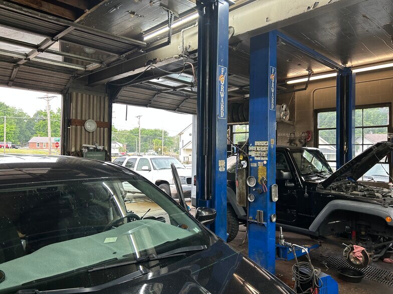 More Photos Of 9465 Midland Blvd, Overland Auto Repair For Sale