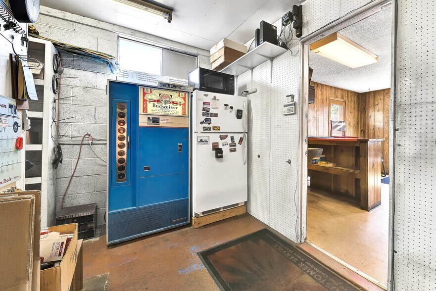 More Photos Of 30 S Latah St, Boise Auto Repair For Sale
