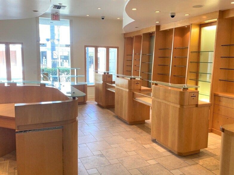 More Photos Of 449-451 N Canon Dr, Beverly Hills Unknown For Lease