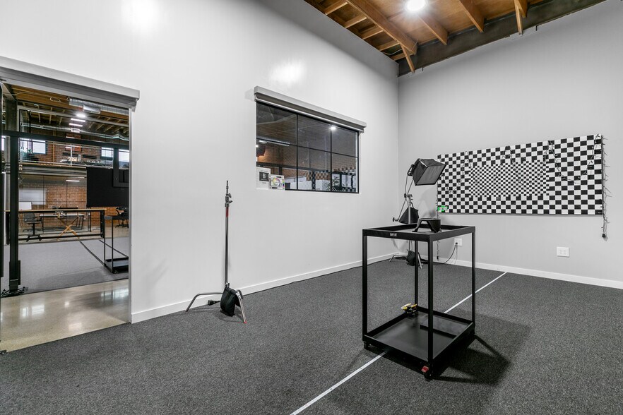 More Photos Of 1604 Venice Blvd, Los Angeles Showroom For Lease