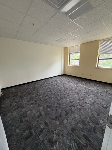 More Photos Of 40 York Rd, Towson Medical For Sale