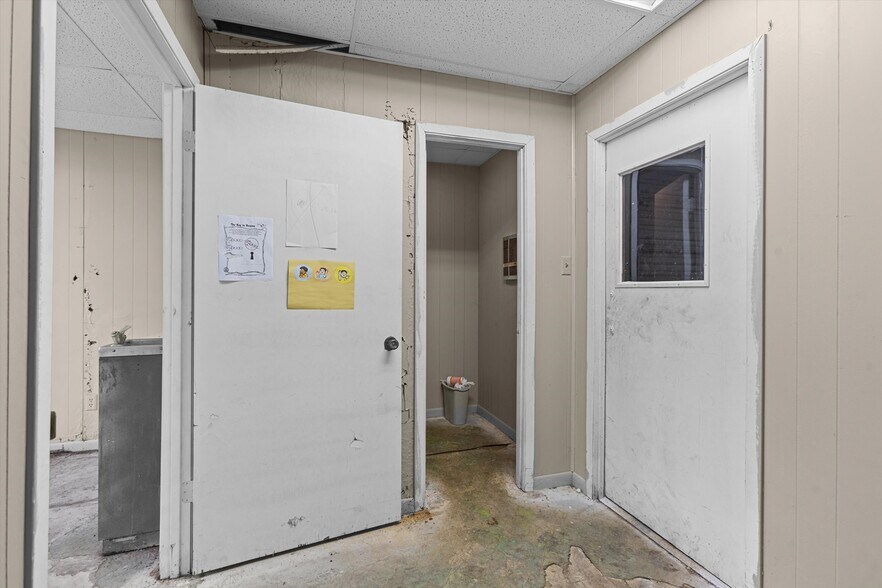 More Photos Of 600 Turner Dr, Palestine Warehouse For Sale