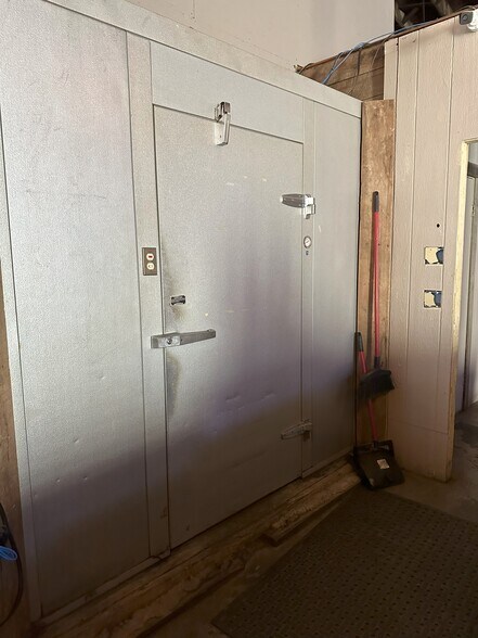 More Photos Of 418 1st St, Glasgow Bar For Sale