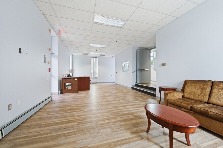 More Photos Of 910 Gilpin Ave, Wilmington Medical For Sale