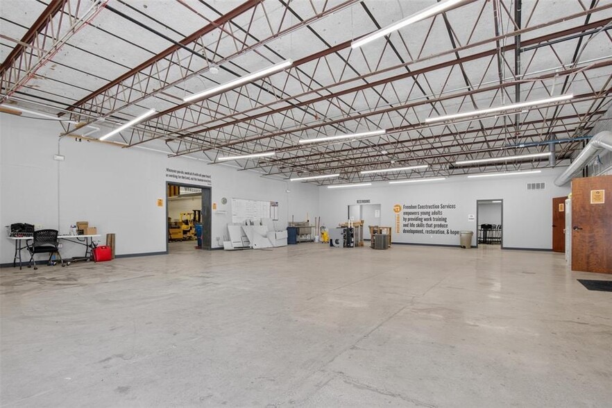More Photos Of 2401 Hickman Rd, Des Moines Warehouse For Sale