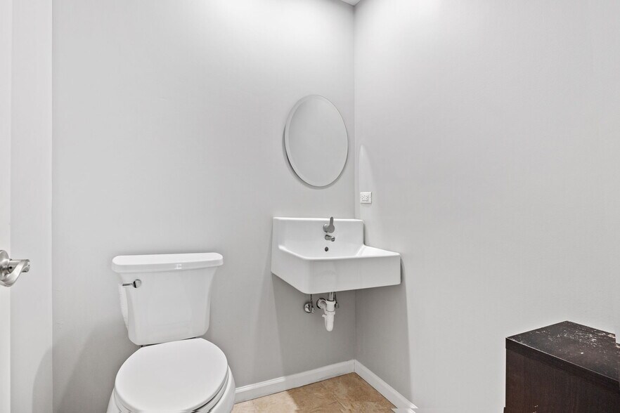 More Photos Of 611 W Jefferson St, Shorewood Medical For Lease