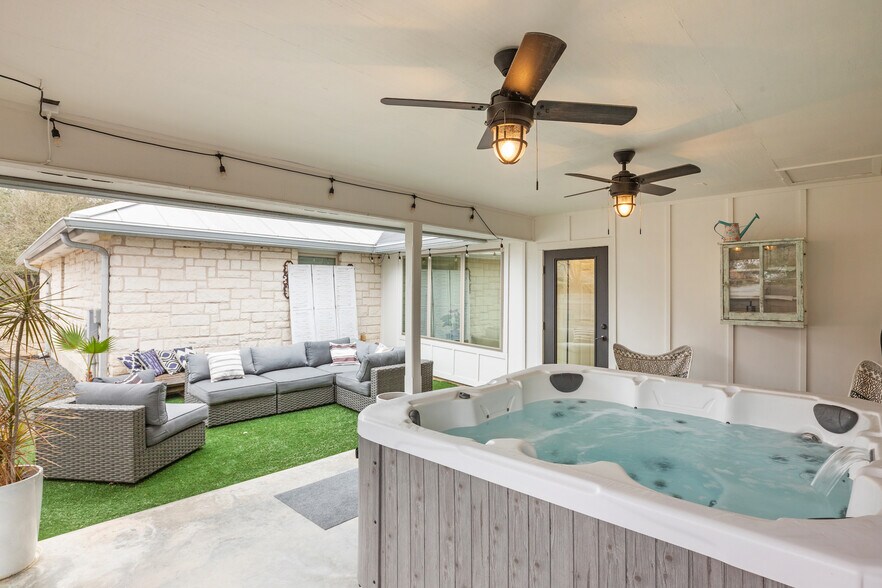 More Photos Of 608 W Morse St, Fredericksburg Specialty For Sale