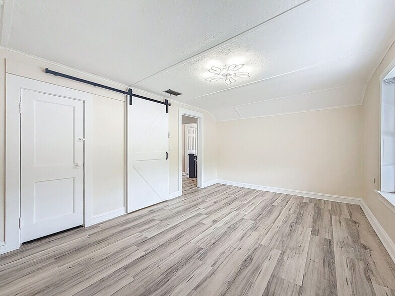 More Photos Of 301 N US Highway 41, Ruskin Office Residential For Lease