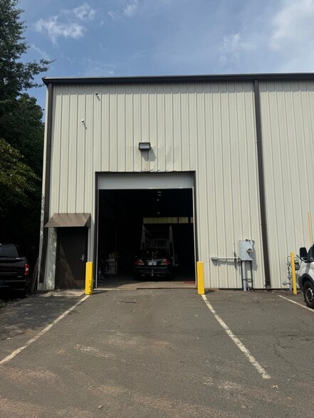 More Photos Of 44819 Acacia Ln, Sterling Warehouse For Lease